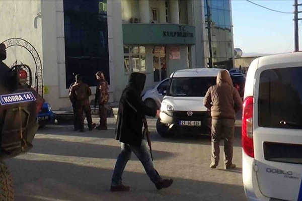 HDP'li Kulp Belediye Başkanı gözaltına alındı