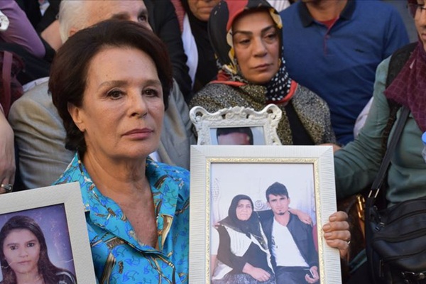 Sanatçılardan Diyarbakır annelerine destek