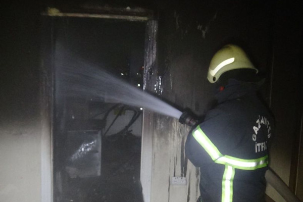 Sigara içerken uyuyunca evi yandı