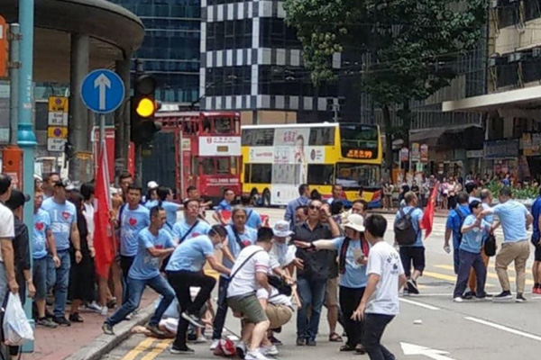 Hong Kong'da karşıt görüşlü protestocular arasında arbede