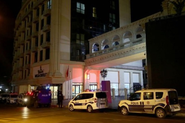 İstanbul'da AVM'ye otomatik silahlı saldırı