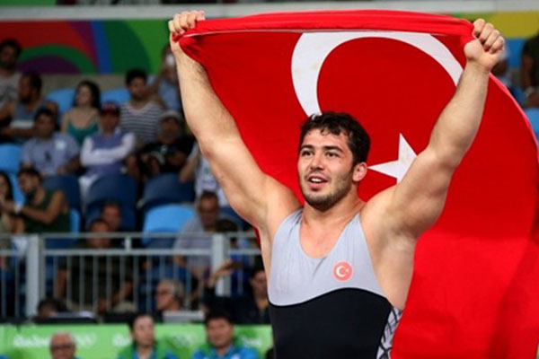 Güreşte ilk bronz madalya geldi: Cenk İldem dünya üçüncüsü