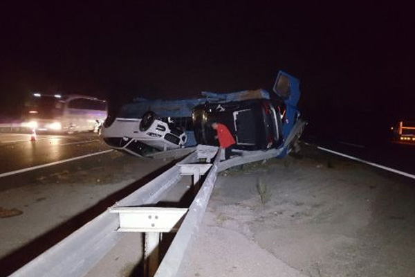 TEM'de otomobil taşıyan tır devrildi