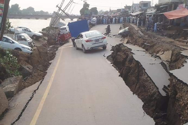 Pakistan'da şiddetli deprem: Çöken yollar arabaları yuttu