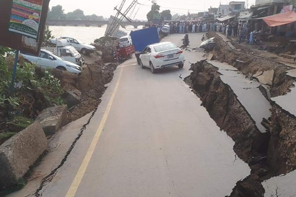 Pakistan'da şiddetli deprem