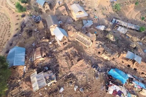 Pakistan'daki depremde yollar çöktü