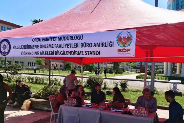 Polisten üniversite öğrencilerinin yanında