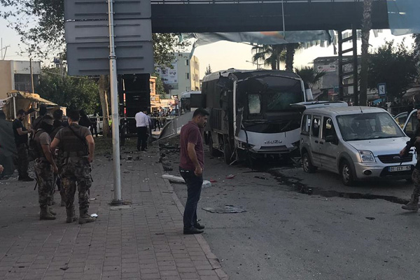 Adana’da polis otobüsüne bombalı saldırı