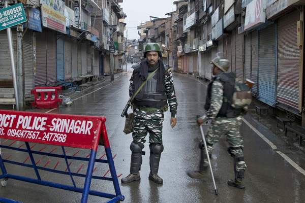 Keşmir'de 13 bin kişiden haber alınamıyor