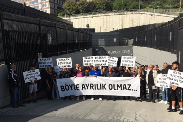 Beşiktaş taraftarından Fikret Orman'a destek