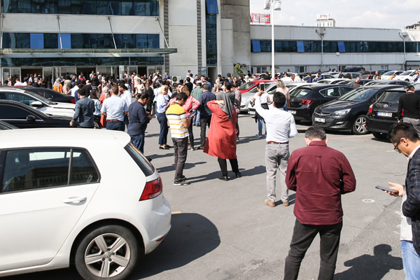İstanbul’da şiddetli deprem: Telefon hatları çöktü