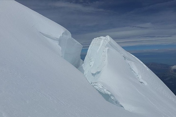 Avrupa'nın en yüksek tepesindeki buz kütlesi kayıyor