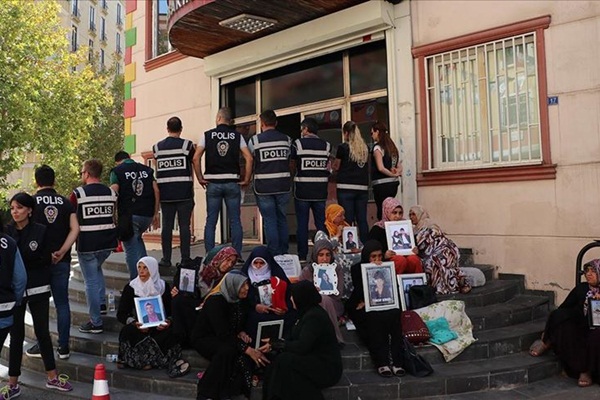 Diyarbakır annelerinin oturma eylemine bir anne daha katıldı