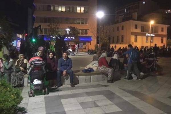 Silivri'de halk, geceyi sokakta geçiriyor