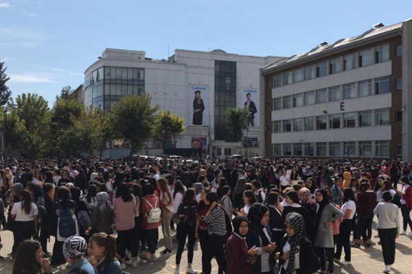 Deprem anında neden telefonlar kesildi, bu sorun çözülemez mi?