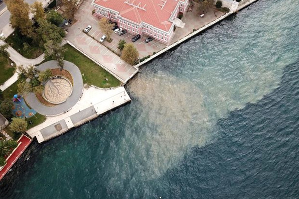 Depremin ardından boğaza çamur aktı