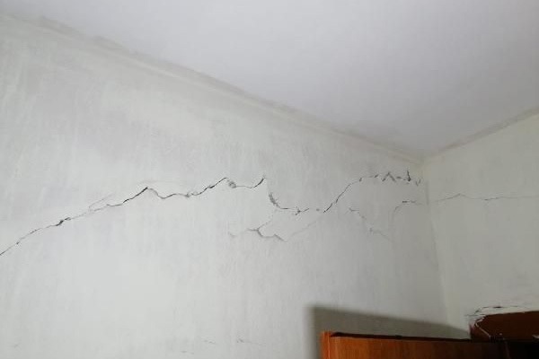 Bağcılar'da bir binada çatlaklar tespit edildi