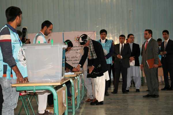 Afganistan'da halk sandık başında