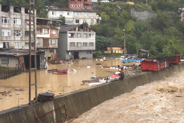 Artvin'de sel felaketi: Hopa-Borçka yolu kapandı