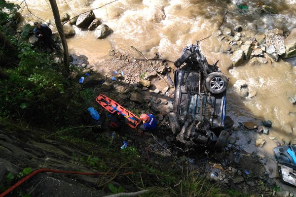 Trabzon'da otomobil uçuruma yuvarlandı: 1 ölü, 1 yaralı