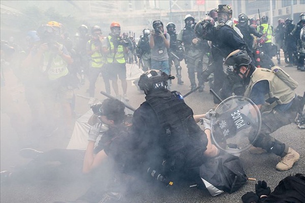 Hong Kong polisinden protestoculara biber gazı ile müdahale
