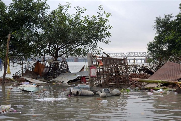 Hindistan'da 120 kişi hayatını kaybetti