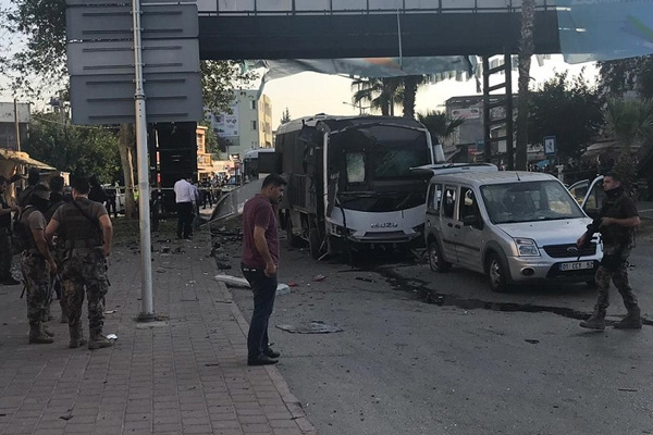 Adana'da polis otobüsüne saldıranların kimlikleri belli oldu