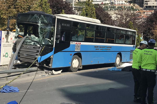 Ankara'da halk otobüsü durağa daldı: Ölü ve yaralılar var