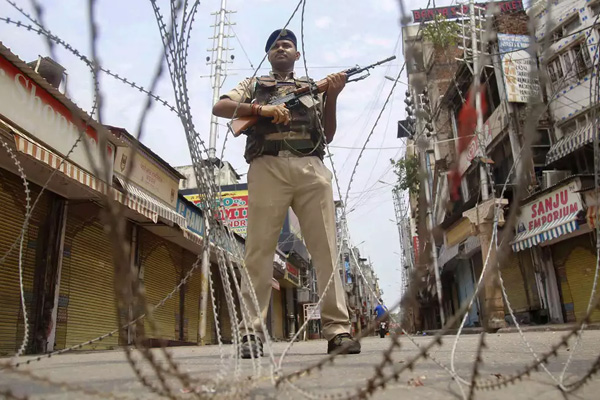 Hindistan Yüksek Mahkemesinden Keşmir için bir ay süre