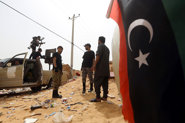 Libya'da Mitika Havalimanı bombalandı