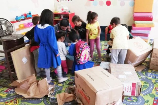 Anaokulu öğrencileri oyuncaklarını uzaktaki kardeşleriyle paylaştı
