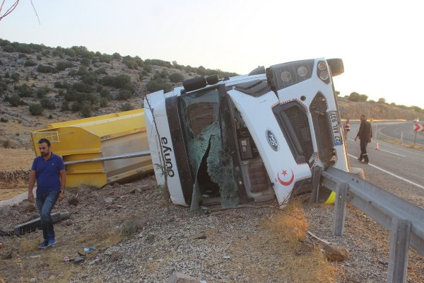 Gaziantep'te kum yüklü kamyon devrildi: 1 yaralı