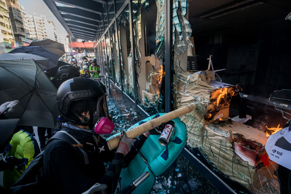 Carrie Lam, Hong Konglu göstericilere İngiliz sömürge dönemi yetkilerini hatırlattı