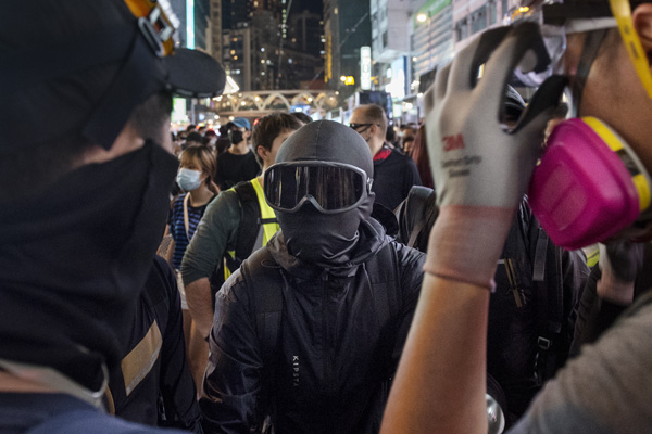 Hong Kong'daki gösterilerde maske takmak yasaklandı
