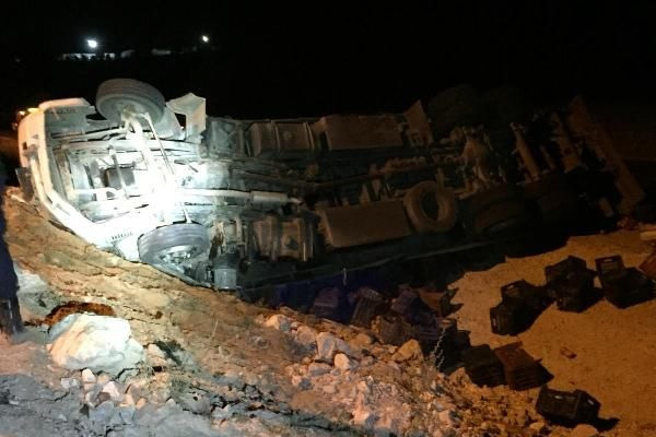 Antalya'da nar yüklü kamyon devrildi: 3 ölü