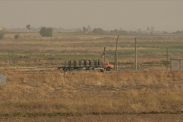 Terör örgütü YPG/PKK'dan sınır hattına beton blok sevkiyatı