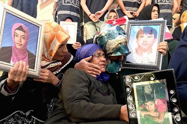 'Avrupa'daki gurbetçi anneler Diyarbakır annelerinin yanında'