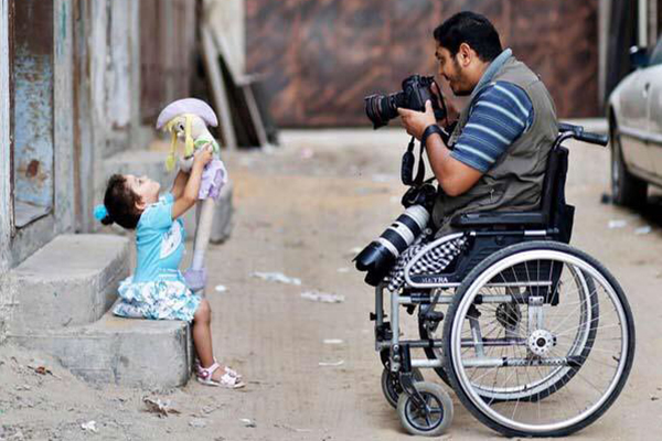 İsrail saldırısında bacaklarını kaybeden Filistinli gazeteci Momen Faiz:  Dünya Gazze’nin değil,  zalim İsrail’in yanında