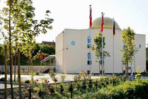 PKK yandaşları Almanya'da bir cami ve lokale saldırdı