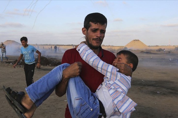 İsrail, Gazze sınırında onlarca Filistinliyi yaraladı