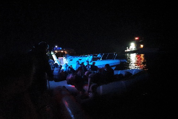 İzmir'de 65 düzensiz göçmen yakalandı