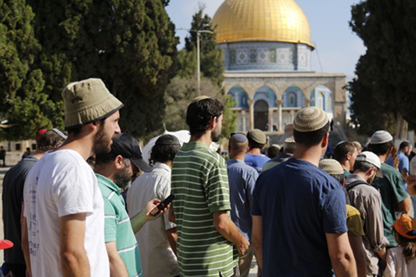 İsrail polisi korumasında azgın-ırkçı Yahudilerden, Mescid-i Aksa'ya baskın!