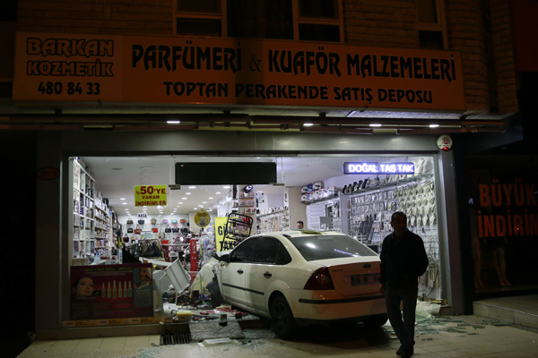 Başkentte kaza yapan otomobil iş yerine girdi