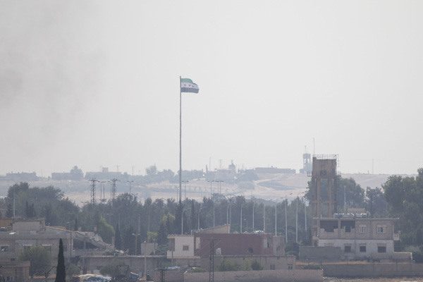 Tel Abyad'ın batısına SMO bayrağı asıldı