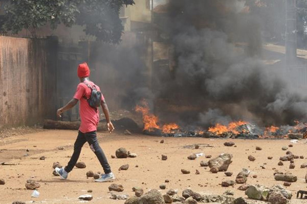 Gine'de protesto gösterisi: 2 ölü, 13 yaralı