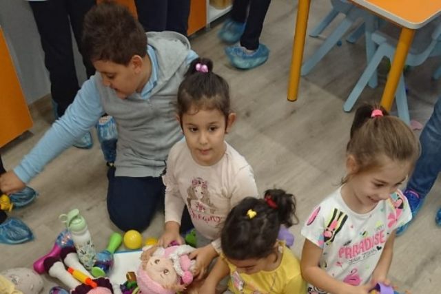 Oyuncaklarını kardeşleri ile paylaştılar