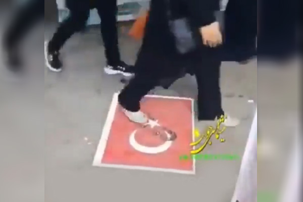 İran'da Türk bayrağına büyük hakaret