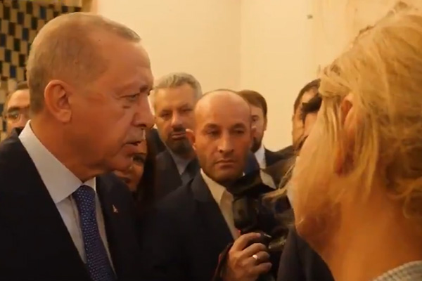 Cumhurbaşkanı'ndan İngiliz muhabire: Ben dimdik ayaktayım