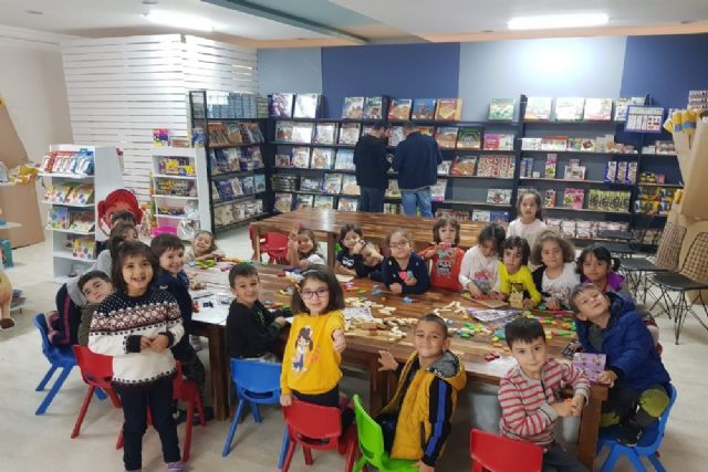 Minik öğrenciler oyuncak fabrikasını gezdi