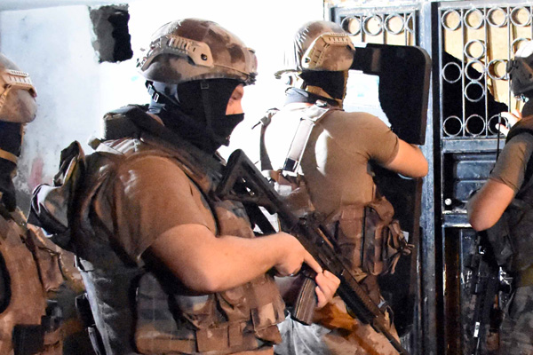 Adana'da ''Barış Pınarı'' baskını: Çok sayıda gözaltı var